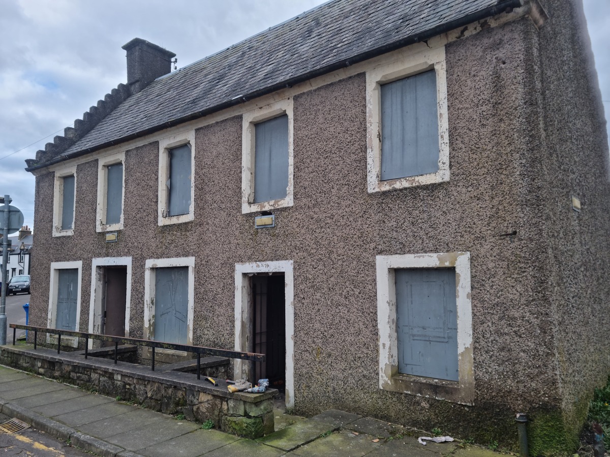 Empty properties can quickly fall into a state of neglect, inviting structural issues, aesthetic decline, and even safety risks. Selling such properties "as-is" has distinct benefits, not only for the property owner's family but also for the community. Let’s explore the top reasons why this approach is beneficial and how property deterioration can impact both homeowners and neighborhoods over time.